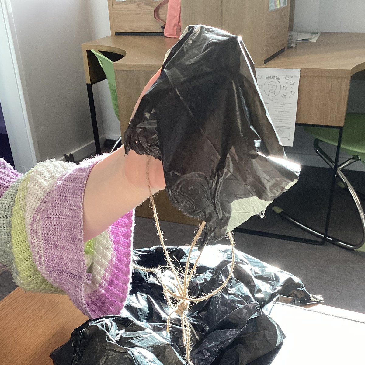 SNAaspireap's tweet image. 🌬️🪂 Lily Class explored how air resistance affects parachutes of various sizes! #ScienceExperiment #ParachuteTest #AirResistance #STEMFun 🧪🔬