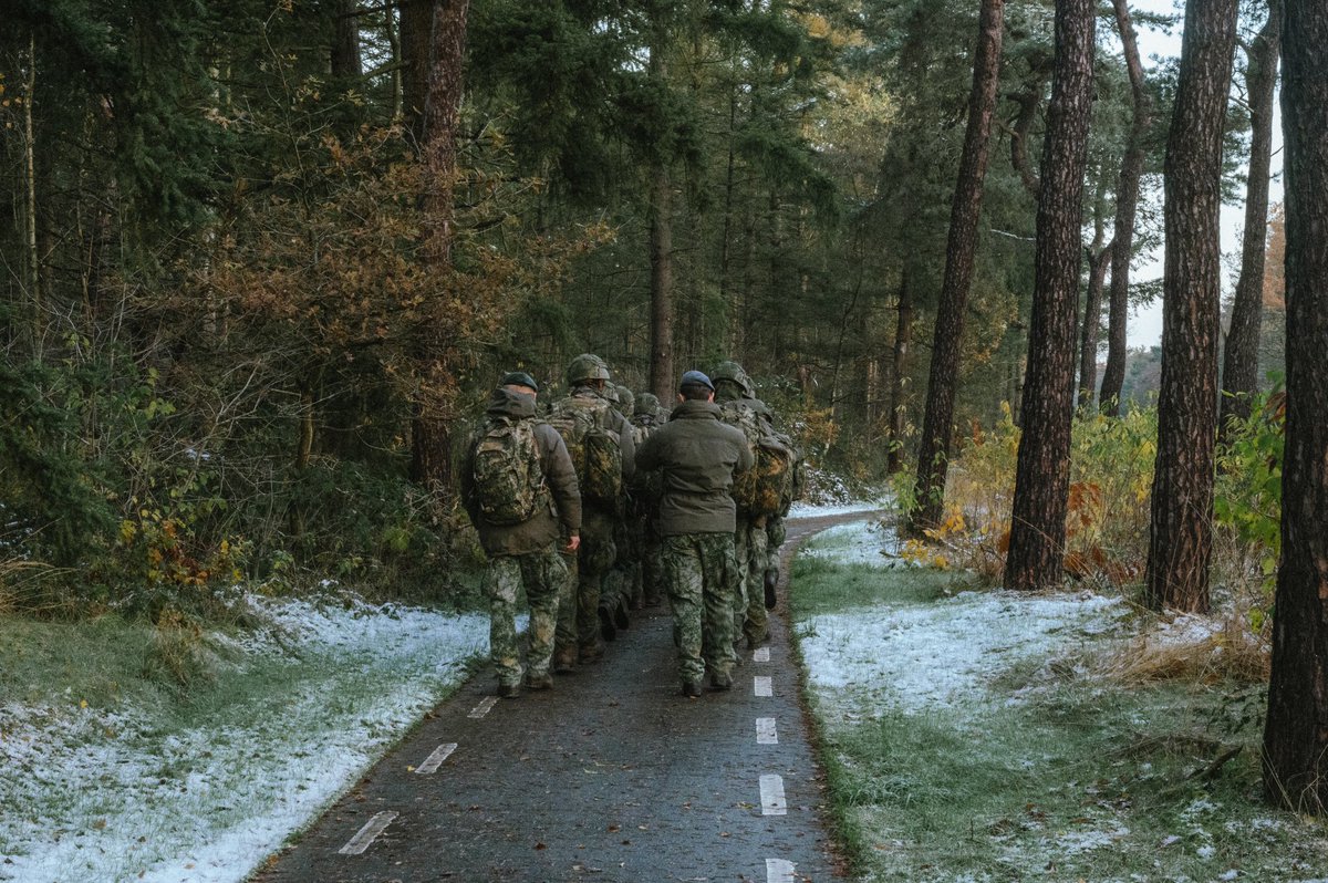 DGLC_KL's tweet photo. Nieuwe luchtverdedigers voor DGLC! ЁЯЪА
Eindelijk was het zover! Na een uitdagende eindoefening werden, onder luid applaus van collegaтАЩs, familie en vrienden, onze nieuwe collegaтАЩs warm ontvangen op het DGLC! ЁЯСП #BOKL #luchtverdediging #luchtverdedigers #landmacht #luchtmacht https://t.co/C0J420TEwj