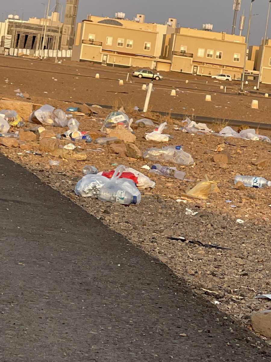 AlHajer25's tweet photo. والله شي محزن ،، يااخي اذا طلعت بمكان معين وحاب تكشت انت واهلك والا انت واصحابك ترى سهل تجيب معك كيس زباله وانت بكرامه وقمامتك شيلها معك واقرب برميل #المدينة_المنورة_الآن https://t.co/iNlaF8gZ6k