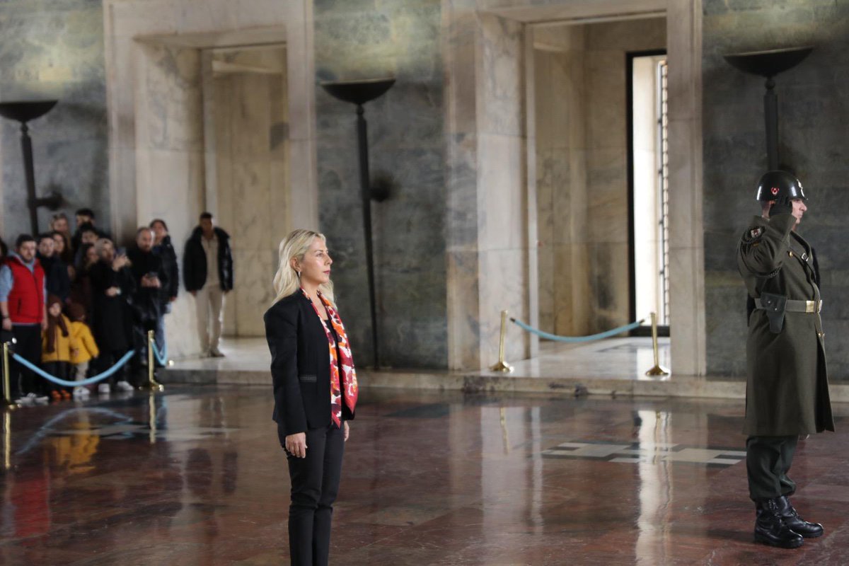 30. Yılımızda, 14.000 Bahçeşehir Koleji Ailesi üyesini temsilen; Genel Müdürlük Yöneticilerimiz, okul müdürlerimiz, öğrencilerimiz ve öğretmenlerimizle birlikte Başöğretmenimiz Mustafa Kemal Atatürk’ün huzurunda, Anıtkabir’deyiz. 🇹🇷

30 yıldır olduğu gibi, Atamızın izinde,