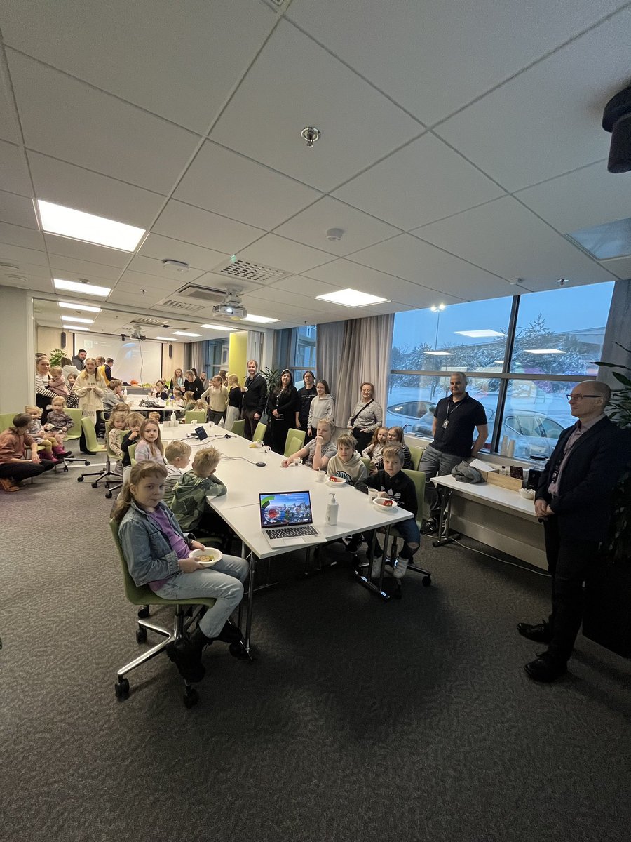 #lapsetmukaantöihin päivässä tutustutettiin tulevia tuomilaisia aktiviteettien kautta siihen, mitä meillä tehdään. Tänään harjoiteltiin mm. kätsyttämistä, käytiin varastolla ja palaveerattiin. Lahjaksi saimme hienoimmat kuusenkoristeet. Kiitos lapsille! #lastenoikeuksienviikko