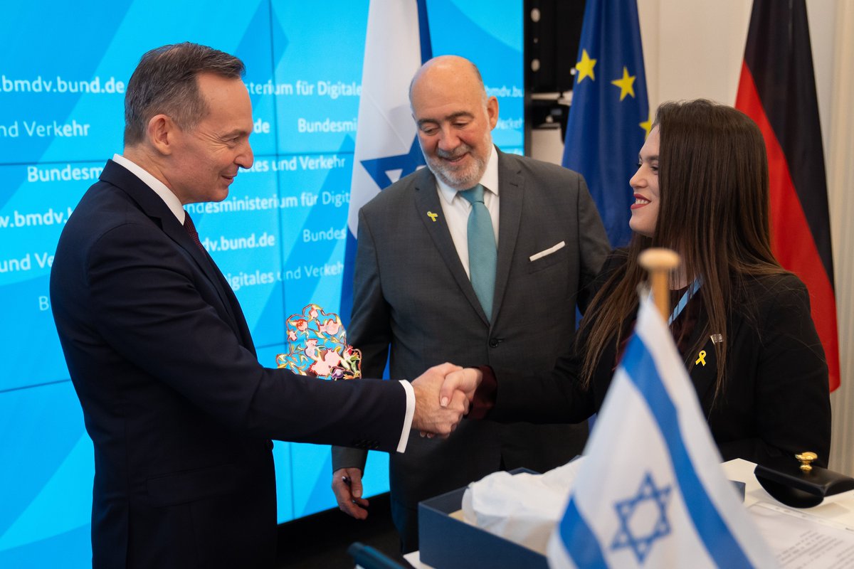 BMV's tweet photo. 🤝 "Israel ist im Digitalen unverzichtbarer Partner", so @Wissing bei der Unterzeichnung einer gemeinsamen Erklärung zur Begründung eines #DigitalDialogs mit dem israelischen Botschafter @Ron_Prosor. ✍️ 1/2 https://t.co/3iMMAHn6P7