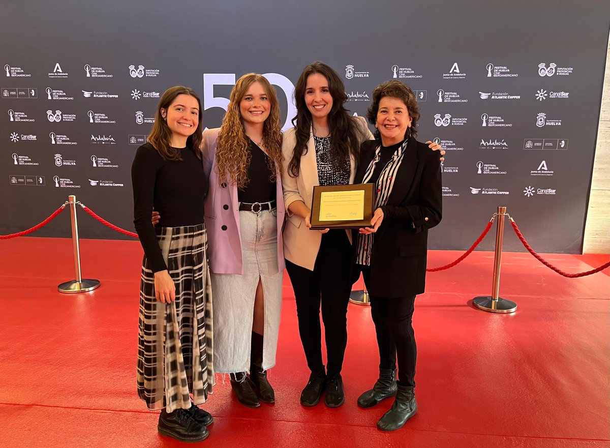 ree_rne's tweet photo. 🎞️Premio del Festival de cine de Huelva (@Festicinehuelva) para ‘Memorias de un cuerpo que arde’

➕El programa 'Hora América' de REE hace entrega de su tradicional galardón a la directora del documental Antonella Sudasassi y a la actriz Sol Carballo

📰https://t.co/Ow6uzqFEbh https://t.co/oChDnnVjZR