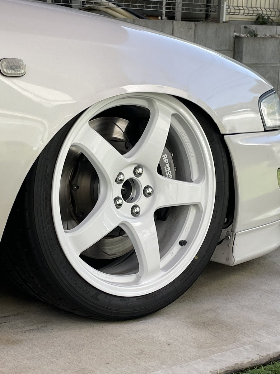 pomponmen's tweet photo. エクシヴ買って1年半
車検取って3ヶ月
足廻りだけ。足廻りだけは完成。ツラも限界。
・225/40R18 ADVAN A052
・AP Racing 6pot フロントブレーキ
・ノーマルストラット化
あとはリバースヘッドとドライサンプにして300馬力にしたら完成でしょう https://t.co/2a15TaSWvL