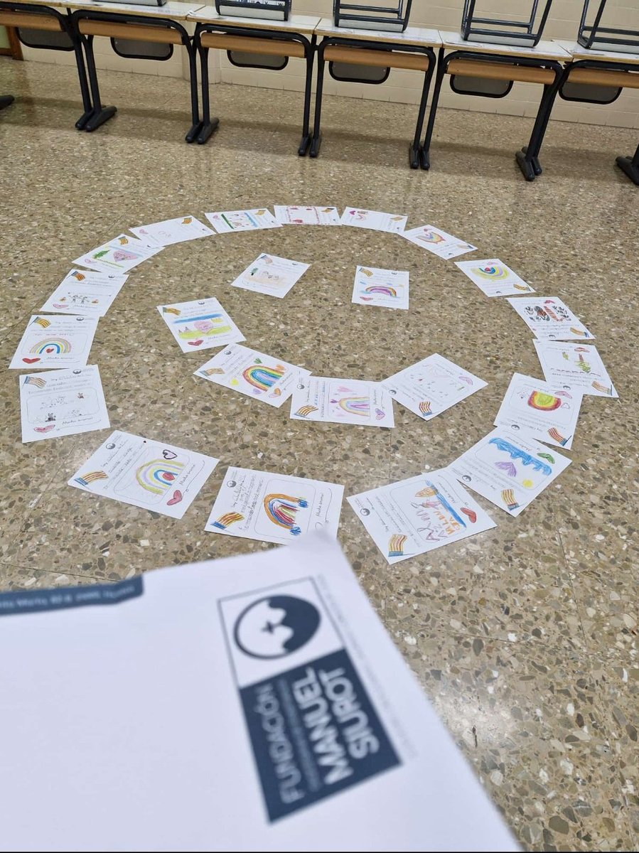 Terminamos el día con esta imagen:

 Nuestros alumnos de  <a href="/maristaalgemesi/">Maristas Algemesí</a> ya han podido recibir, al volver al cole tras la DANA,  las cartas y dibujos que les enviamos de parte de los alumnos del Diocesano.... ¡Mucho ánimo familia de parte de <a href="/tucolegio/">CD Sagrado Corazón de Jesús</a> ! #MaristasCuentaConmigo