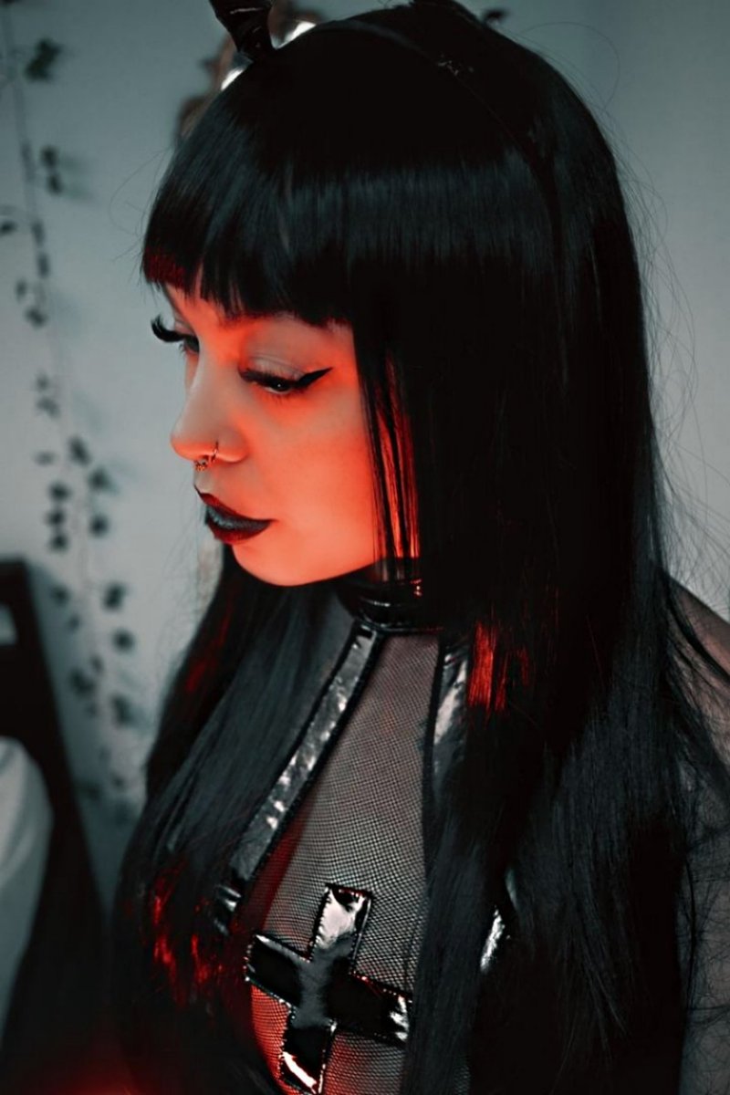 Sliva_sg's tweet photo. 🦇 S u c c u b e 🦇

Le pouvoir n'a pas besoin de mots, juste d'un regard. 

#domina #dom #domination #goth #succube #resille
#vinyle #cosplay #shoot #modelephoto #modele #darkglamour #allblackoutfit #powerplay https://t.co/vwYukbrJpF