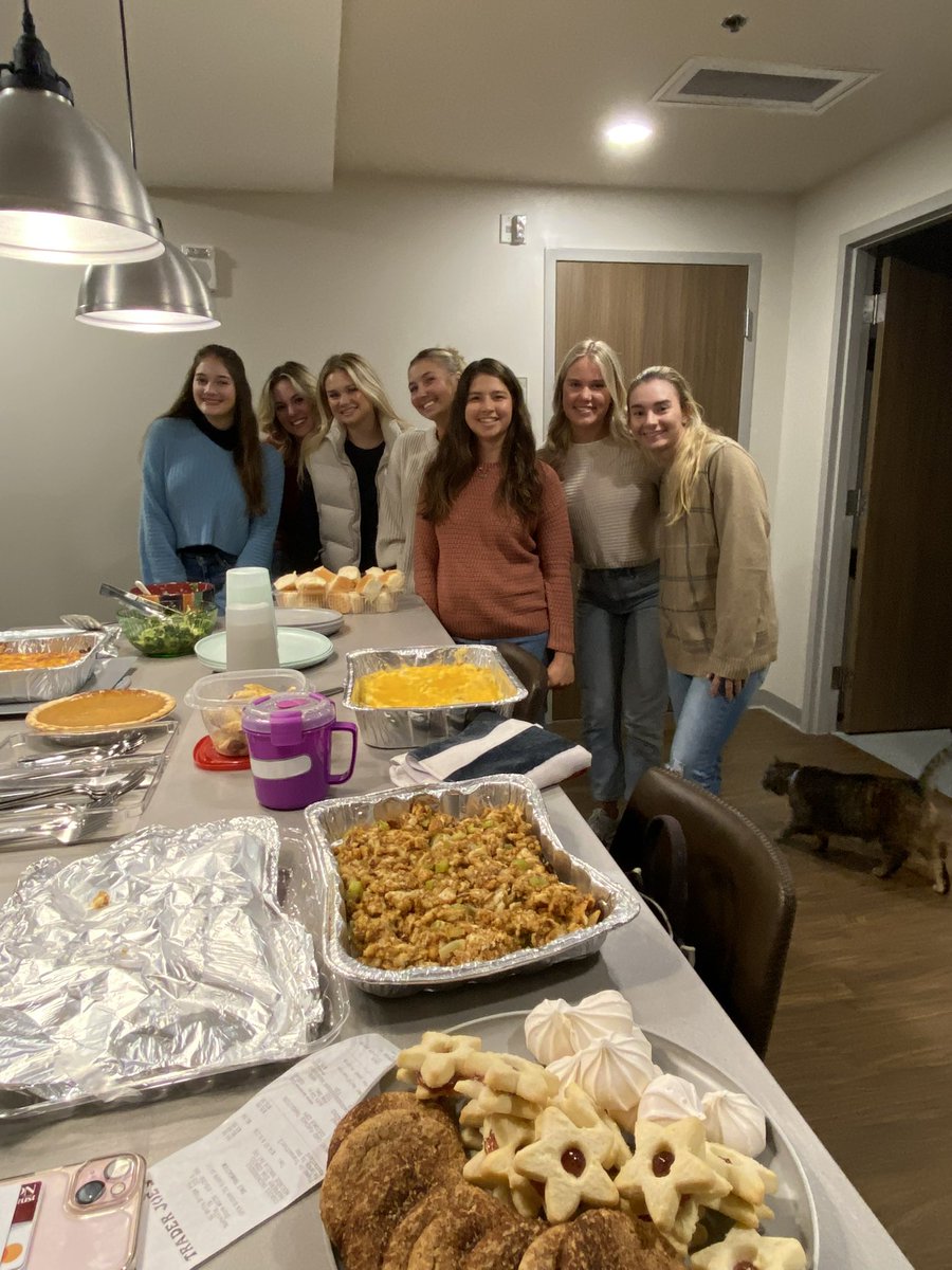 BelmontWGolf's tweet photo. Good food and good times last night at our Teamsgiving!  🐻⛳️ 🦃 #itsbruintime #thanksgiving https://t.co/BQ89jhNb2P