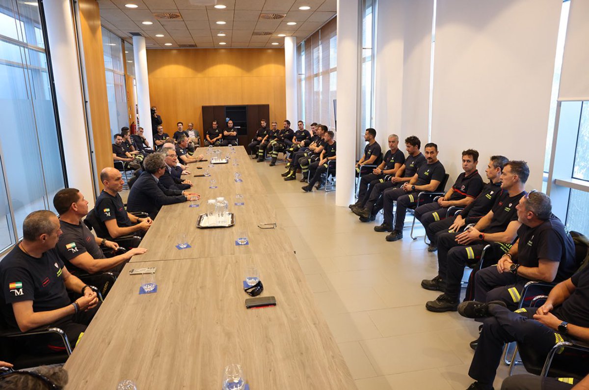 cpbmalaga's tweet photo. 🧑🏼‍🚒El presidente de @diputacionMLG y el presidente del #CPBMálaga reciben a los 60 efectivos que han actuado en las zonas más afectadas por la #DANA en #Valencia🚒

Info👉https://t.co/0eMDiIvpqM https://t.co/B8UJHEVDxl