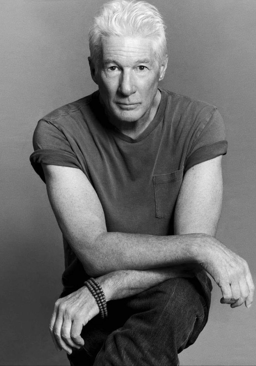 A sus 75 años, Richard Gere compartió una reflexión profunda sobre la edad y la vida:
"Aunque he envejecido, mi corazón sigue siendo joven; nuestra alma siempre mantiene la misma edad. Sé que esta es la edad perfecta, cada año es único y valioso. No te lamentes por envejecer, es