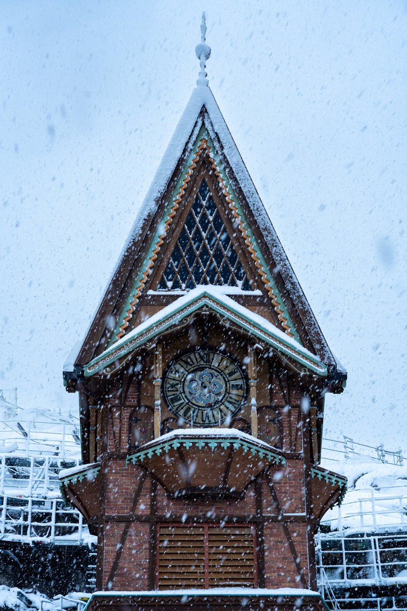 DLPWorks's tweet photo. [News] First Snowfall at World of Frozen #WDS2 ❄️

➡️ #DLPInsidears just shared a glimpse of the World of Frozen construction site under its first blanket of snow this season!
➡️ Imagineers even took a moment to enjoy the frosty weather : though we’re pretty sure Elsa didn’t need to lend her powers for this one! ☃️ #DisneylandParis
➡️ Set to open in 2026, the site is progressing steadily, and this snowy scene offers a fitting preview of the Arendelle-inspired atmosphere to come. 

📲 Stay tuned for more updates https://t.co/s7aLKYYxec