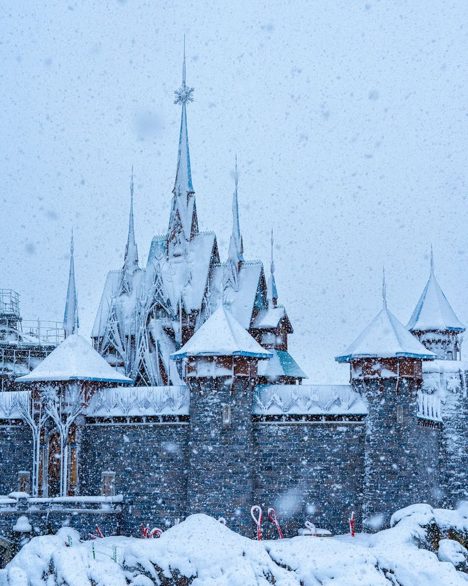 DrewDisneyDude's tweet photo. Walt Disney Imagineering shared photos from the World of Frozen project site covered in snow at Disneyland Paris. Olaf even made an early appearance before the land opens in 2026. ❄️ https://t.co/b3Q2qIeorN