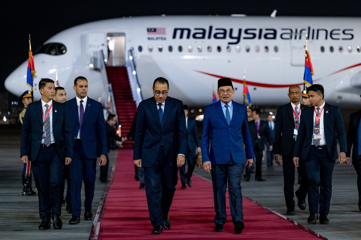 muhammadnajib79's tweet photo. Oleh kerana masih ramai tak faham penerangan YB Menteri dan Jason pun up video takde detailed explanation, meh sini saya terangkan.

PMX pergi Mesir, Arab Saudi, Peru dan Brazil dengan sewa pesawat MAS, Airbus A350.

Kos sewa - RM6.162 juta

A350 ni kapasitinya besar. Jadi apa kerajaan buat ialah berkongsi dengan pihak swasta untuk naik pesawat ni sama-sama dan bayar sewa ikut pax.

Untuk kerajaan, bayar 27% atau RM1.662 juta.

Untuk swasta, bayar baki 73% atau RM4.5 juta.

Sekiranya tak guna kaedah di atas, pilihan kerajaan yang ada ialah guna pesawat milik kerajaan, iaitu Airbus ACJ320.

Kalau naik ACJ320, kos mencecah RM2.5 juta. Tapi pesawat ini kecil dan tak boleh nak berkongsi naik sama-sama dengan delegasi swasta.

Jadi dengan guna kaedah perkongsian pesawat tadi, kerajaan berjaya jimat hampir RM1 juta (berbanding guna ACJ320).

Kat gambar bawah ni pesawat MAS A350 yang PMX guna, dan pesawat ACJ320 yang Najib Razak selalu guna dulu untuk pergi merata dunia.