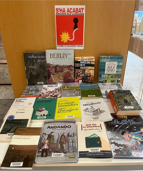 Què passa? què passa? Que no tenim casa.
Exposició sobre Barcelona i les seves lluites contra la precarietat de l'habitatge. I sobre altres ciutats també en lluita.
A la planta baixa, al costat de l'escala. Biblioteca Francesc Candel <a href="/bibvaporvell/">Biblioteca Vapor Vell</a> <a href="/BibPrecarias/">Bibliotecàries Precàries</a>