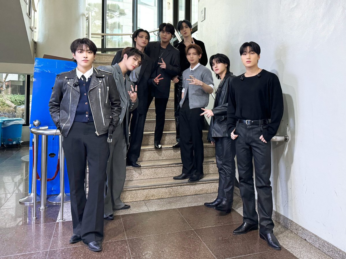 ATEEZofficial's tweet photo. [📷] KBS2 '더 시즌즈-이영지의 레인보우' Behind Photo
⠀
이영지 님과 함께 😎🔥
에이티즈만의 다채로운 이야기✨가 담긴
음악 세상으로 떠난 #이영지의레인보우 

#ATEEZ #에이티즈 https://t.co/9J1jANWr9S