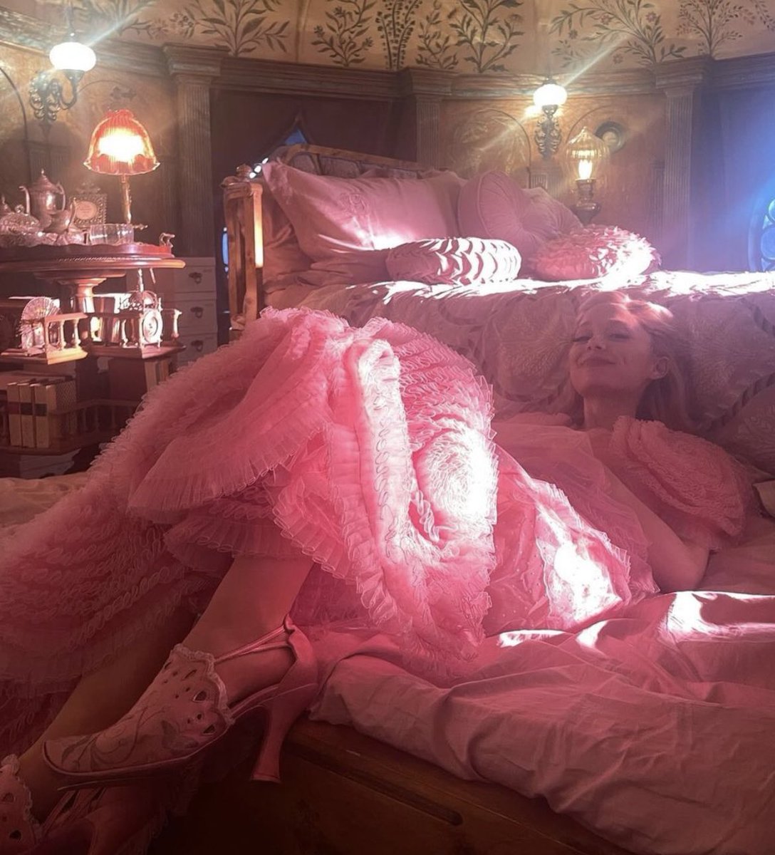 FilmUpdates's tweet photo. Ariana Grande on the set of ‘WICKED’ https://t.co/HnoDJuEd1G