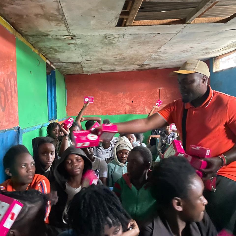 SafepadUganda's tweet photo. 🌟 For the price of one pack of disposables, imagine 2 YEARS of worry-free periods! 🌸
Safepad offers a lifeline to those who can’t afford monthly pads💚
Periods shouldn’t be a burden, choose the smarter solution today! ♻️
📞 +256702758100
#SafepadUg #EcoPeriods https://t.co/uJxKZLTpNB