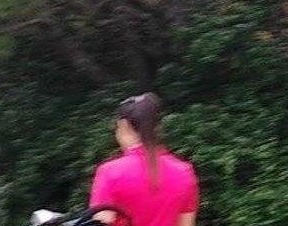 Hechosanderecho's tweet photo. #Discriminación #Pinamar 

En medio de gritos racistas, tales como "esto no es Ostende, vayan al Conurbano a tomar mate, negras, ratas, pagamos 50 mil dólares por estar acá", denunciaron que una golfista y su pareja atacaron a golpes a una platense, que hace dos décadas tiene casa en esa ciudad balnearia. 
A la víctima la habrían atacado a palazos en medio del campo de juego y terminó con varios hematomas y muy dolorida.