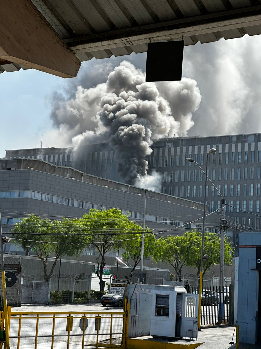 INF0SCHILE's tweet photo. ⚠️#Antofagasta 🔥#Incendio Estructural, Afecta al Hospital Regional. https://t.co/DsukmsNAxO