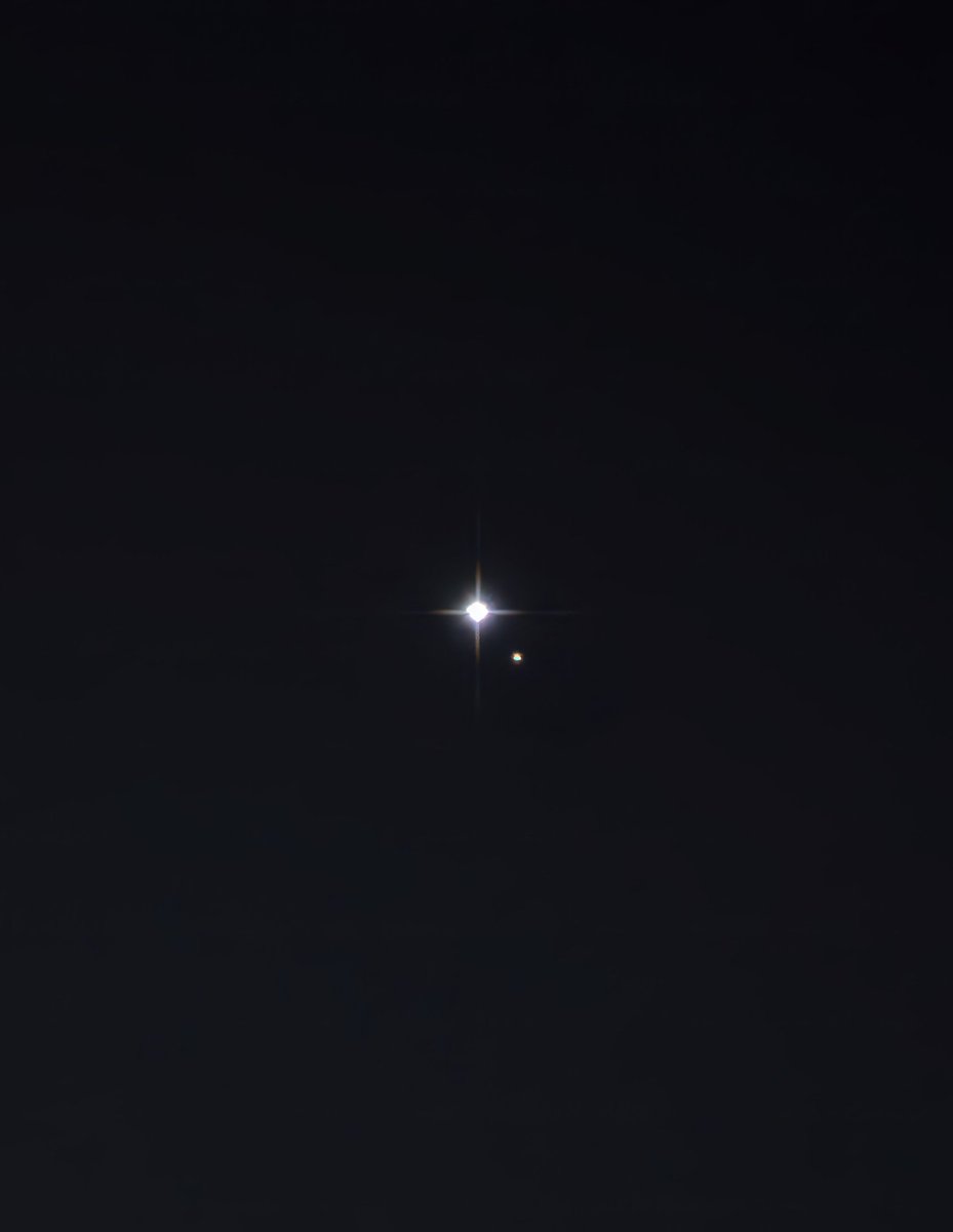 AstronomyPosts's tweet photo. Earth and Moon as seen from the orbit of Saturn. From 900 million miles away. https://t.co/59mZmJSlKM