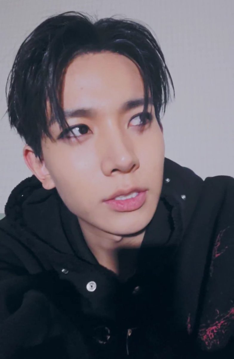 oh i know he knows what we feel right now so he went live to comfort us, to make us feel seen and valid, the way he speak so soft and the way he keeps thanking us and the reason why he turned the live is to thank us. what did we do deserve such amazing person like him #heeseung