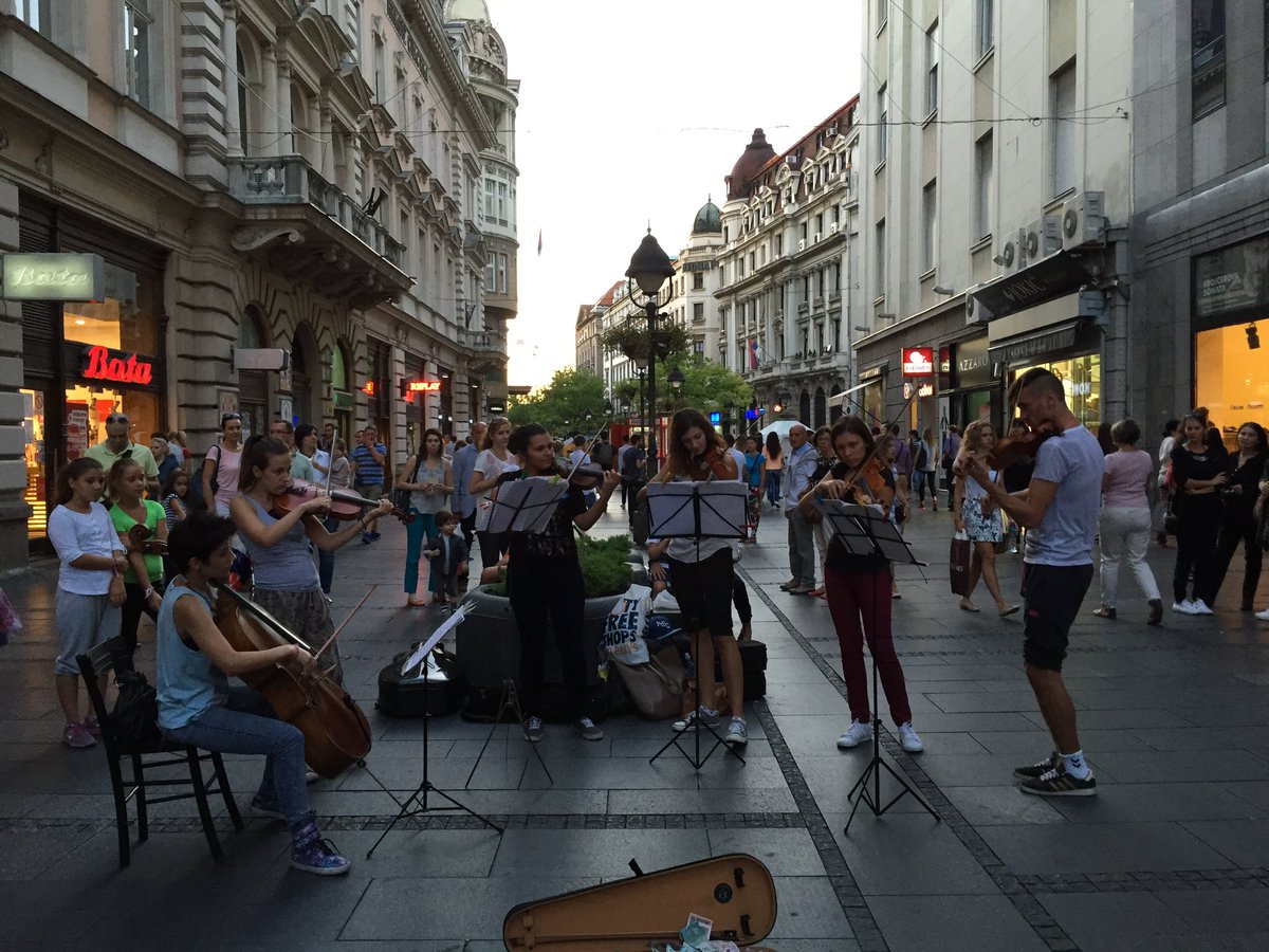 🎼 Musika-tresna anitzen soinuak, modu harmoniatsuan zuzenduko dauzan lidergo barrien beharra dauka demokraziak munduan

🎶🎵 orkestraren zuzendaritza Europari hartzea jagoko (…) batasuna jartzeko etorkizunaren sinfonia lez

✍🏻Sinfonia demokratikoa
sergiomurillo.eus/2024/11/22/sin…