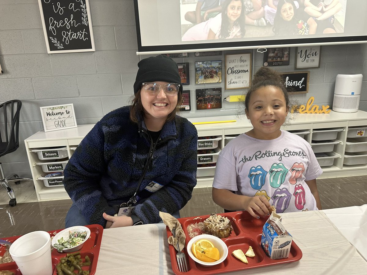 SHEtigertales's tweet photo. TiMe FOR A FeAsT π
β’
Mrs. Reynold's class enjoyed a Thanksgiving Feast with their families!
β’
Thankful. Grateful. Blessed.
#SHEtales #thanksgivinglunch https://t.co/HhKXiY1qaD