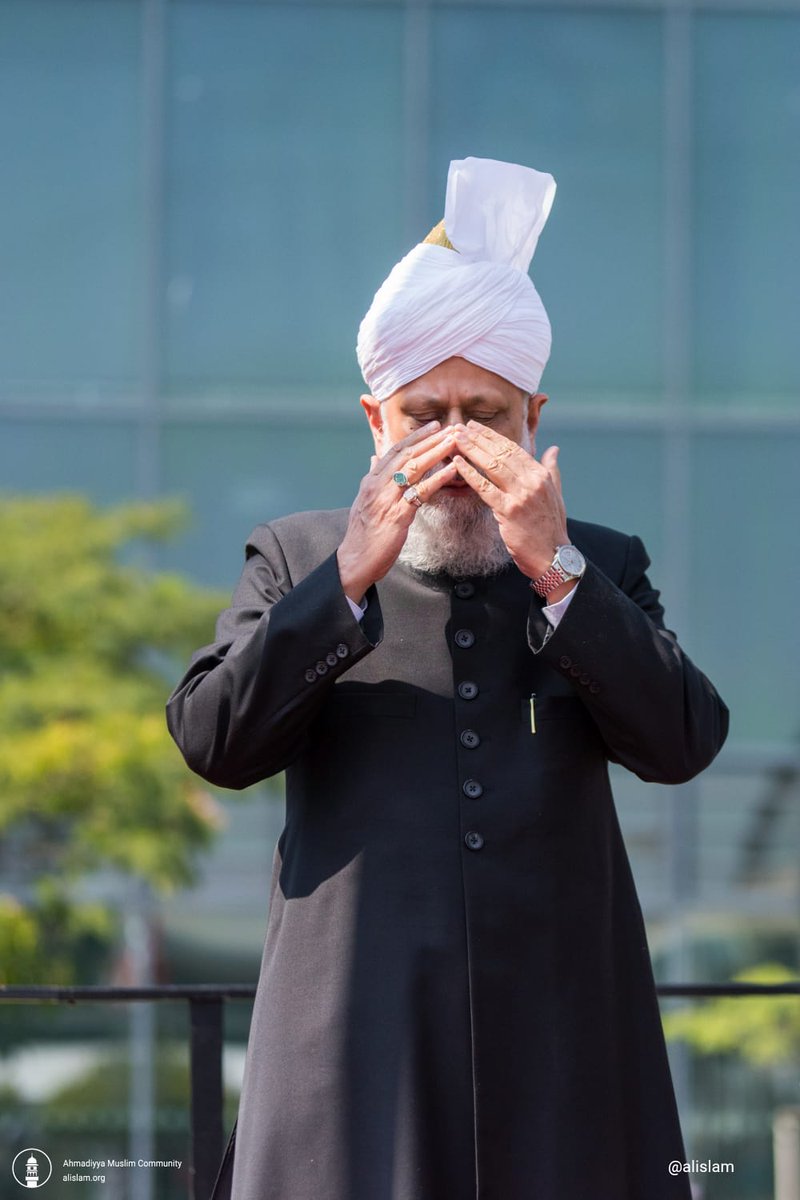 SultanAChoudhr1's tweet photo. Friday Sermon Today🎙

The Caliph renews his call for prayers:

⚫ Prayers for World Peace amid the expanding Wars 

⚫ Prayers for Ahmadis & all other peace loving people 

⚫ Prayers for Muslim countries 

Huzur also advised for emergency Preparedness & emphasized the need for a strong relationship with Allah 🖤