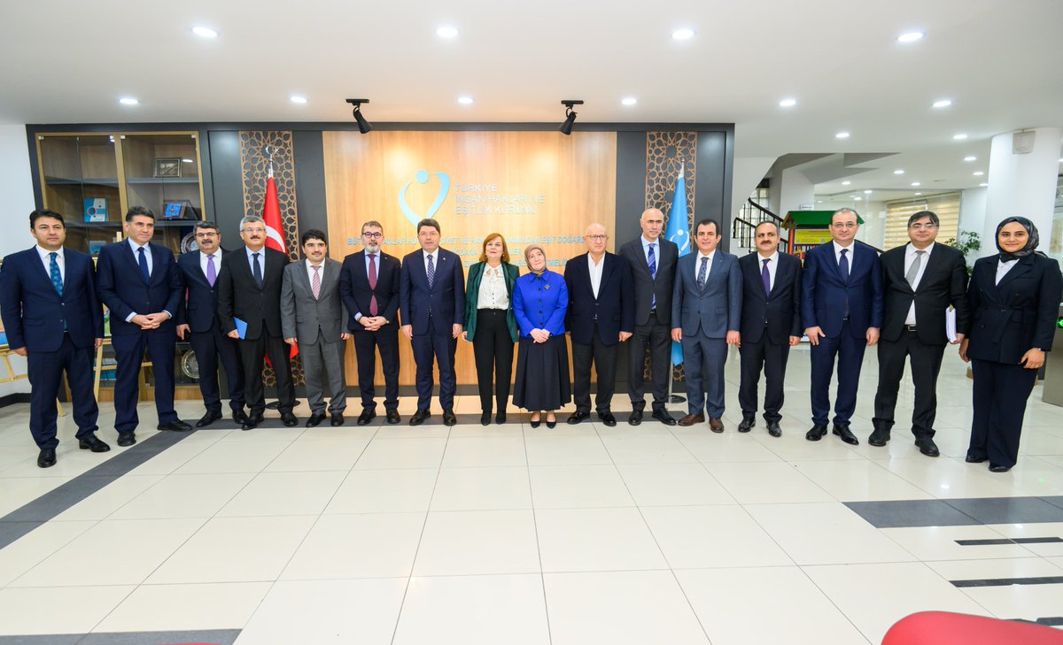 Türkiye İnsan Hakları ve Eşitlik Kurumu Başkanı Muharrem Kılıç ve kurul üyeleriyle bir araya geldik.

Kurumun faaliyetleri hakkında bilgi aldık. İnsan onurunu merkeze alarak temel hak ve hürriyetlerin korunarak geliştirilmesi için yürüttüğümüz çalışmalar üzerine