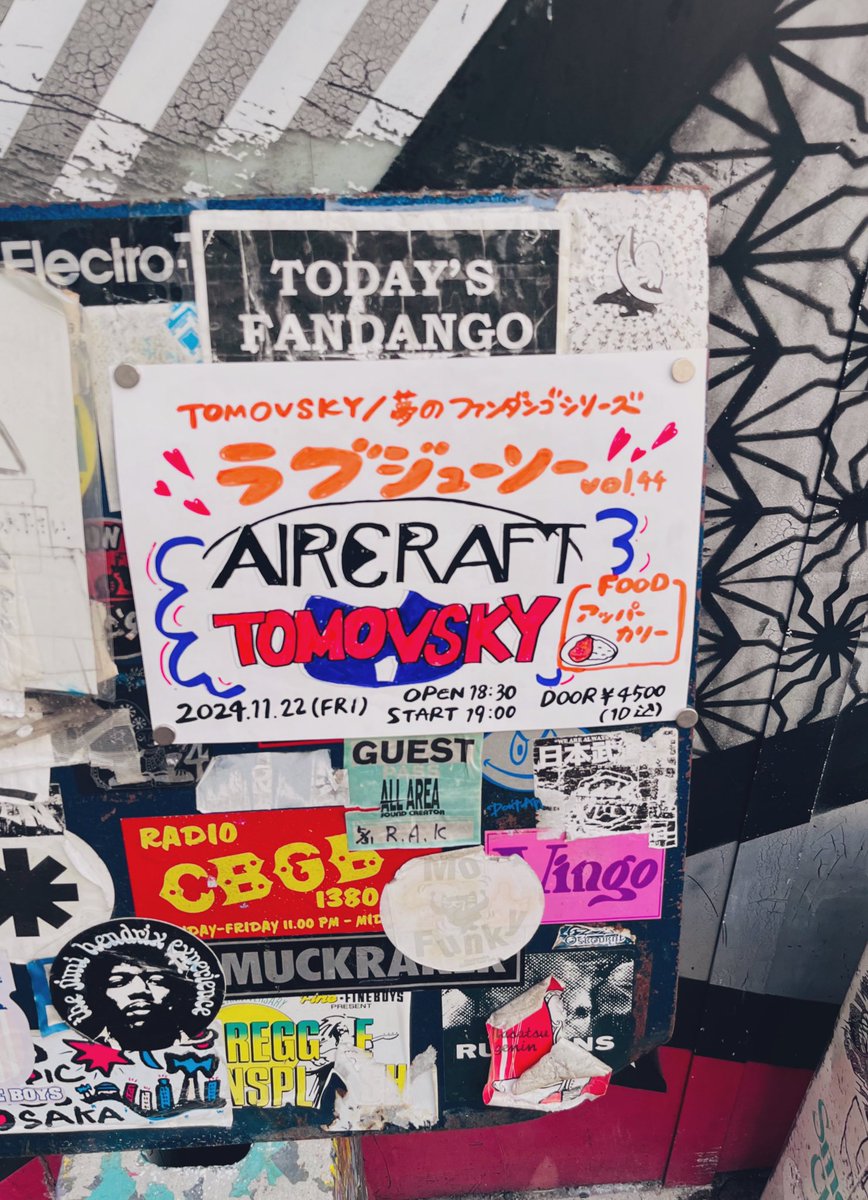 今年1番観てるであろうバンドのライブ。
何回観ても感動があるって貴重な気持ち。
涙止まらんかったー
やっぱライブハウスで大きい音で好きなバンド観るのが1番元気でる。
帰り道の余韻も合わせて最高な時間！