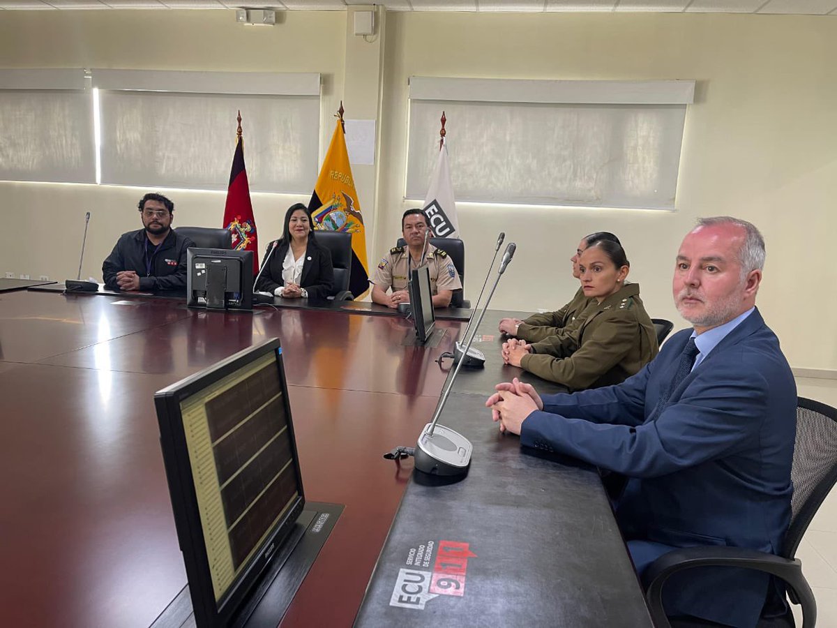 ECU911_'s tweet photo. El #ECU911 recibió a una delegación de @Carabdechile que visita Ecuador @amayalarobles, Directora General de la institución, destacó la importancia del intercambio de experiencias entre las instituciones que trabajan en la atención de emergencias.

#ECU911BrindaSeguridadIntegral https://t.co/s4VrrtskAK