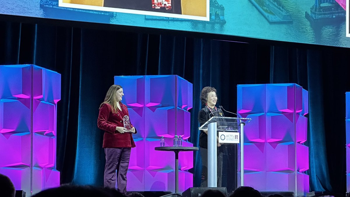 ACTFL全美外语教学年度教师新鲜出炉,恭喜华盛顿州的日文老师Kei荣获殊荣！ 今年评审委员会主席是我们独一无二的金璎老师. 金老师不仅是我们CLASS执行长，也获得过2018年ACTFL Teacher of the Year. 外语教学TOY史上第一位获此殊荣的中文老师💐💐💐 看金老师衣服上的两枚CLASS徽章， 我们的骄傲❤️❤️❤️