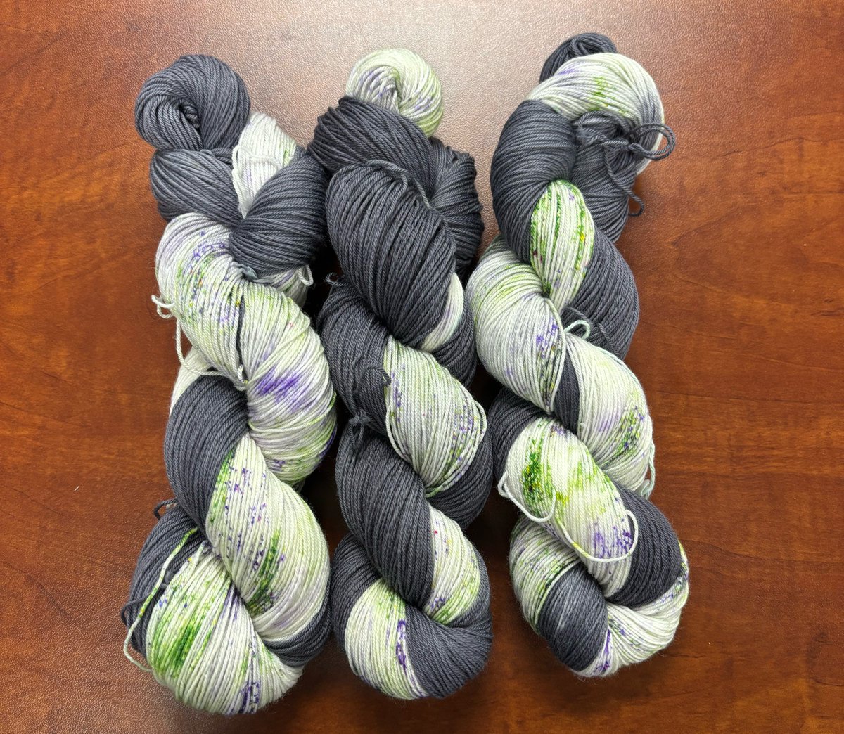 Beetlejuice is in the shop! This charcoal grey and white with purple and green speckles would make a great pair of socks.
etsy.com/listing/183041…
#HandDyedYarn
#IndieDyer
#IndieDyedYarn
#FiberArts
#Yarn
#Knitting
#SmallBusiness
