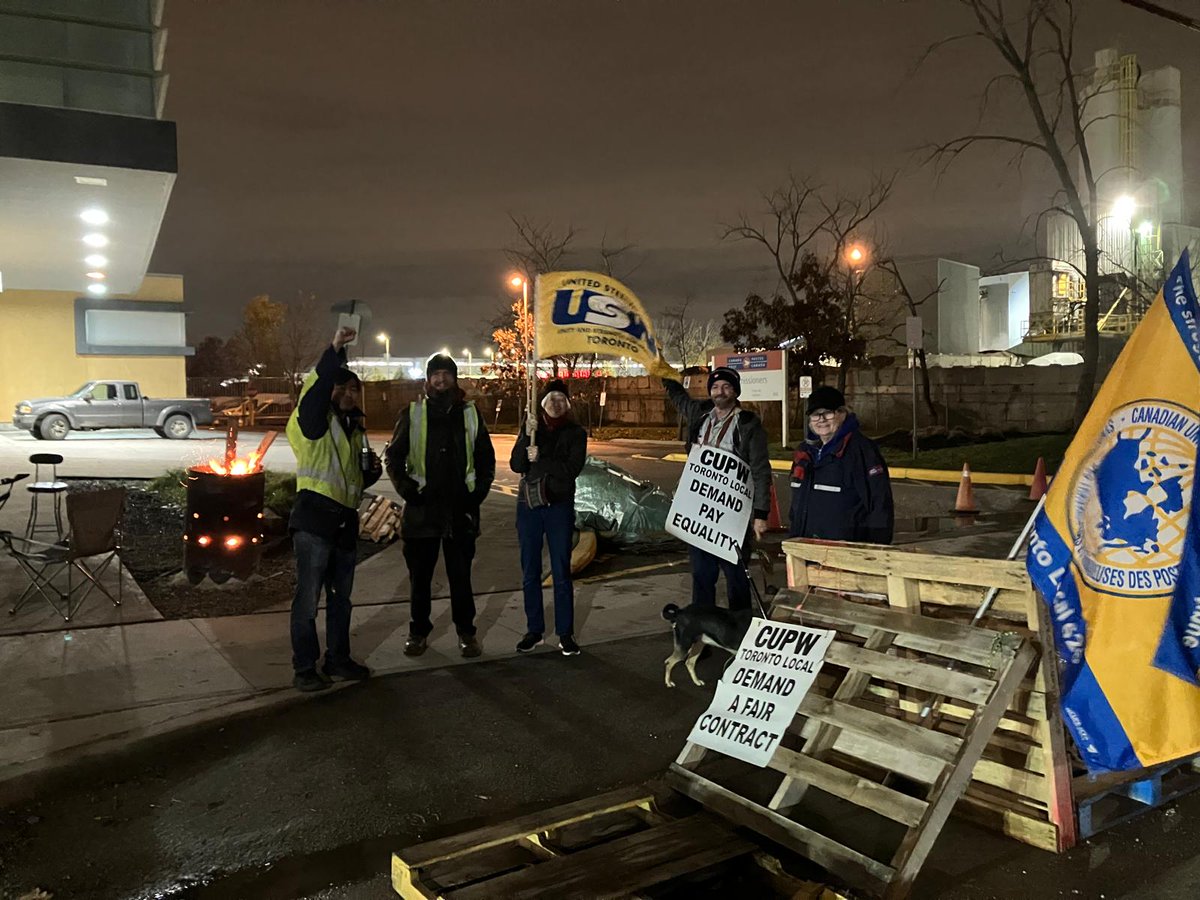 Steelworkers support the Canadian Union of Postal Workers strike for a good contract which respects the rights and dignity of workers.