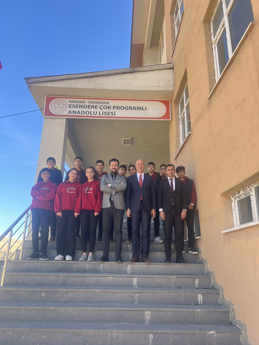 dirbazbuyuksu's tweet photo. İyilik Hareketi Kültür Derneği başkanı sayın Kasım Alper Özdemir, bizleri makamımızda ziyaret ettiler. Ziyaretten sonra beldemizde bulunan Esendere ÇPAL  Lisesine giderek hocamızın şiirlerini hep birlikte dinleme fırsatı bulduk. Hocamıza okuduğu şiirlerinden  ve beldemize verdiği desteklerinden dolayı çok teşekkür ederim. 
@KasimAlper