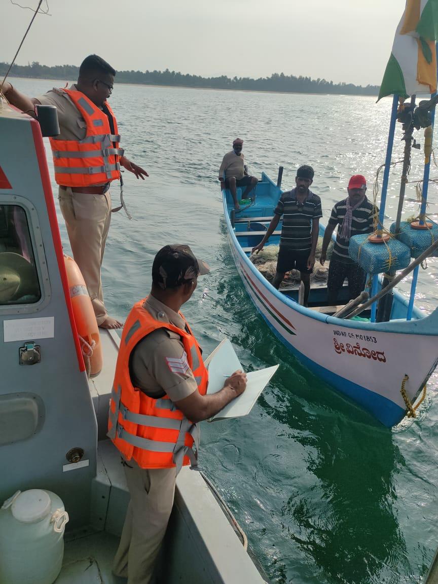 PBSHABD's tweet photo. #UPADTE | 𝐓𝐡𝐞 𝐟𝐨𝐮𝐫𝐭𝐡 𝐞𝐝𝐢𝐭𝐢𝐨𝐧 𝐨𝐟 𝐭𝐡𝐞 𝐏𝐚𝐧-𝐈𝐧𝐝𝐢𝐚 𝐂𝐨𝐚𝐬𝐭𝐚𝐥 𝐃𝐞𝐟𝐞𝐧𝐜𝐞 𝐄𝐱𝐞𝐫𝐜𝐢𝐬𝐞, 𝐒𝐞𝐚 𝐕𝐢𝐠𝐢𝐥 𝟐𝟒, concluded successfully on 21st November 2024. The exercise, held in two phases, aimed at strengthening coastal security.
Find the complete story on #PBSHABD. Free to sign up and use for media organizations on https://t.co/v7FjNyEbNI
@SpokespersonMoD @adgpi @indiannavy @IAF_MCC
#SeaVigil24 #CoastalDefence #NationalSecurity #India #DefenseExercise #CoastalSecurity