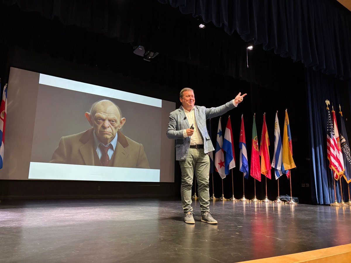 ¡Y arrancamos!
Tenemos al gran <a href="/Adavaloslopez/">Alfredo Dávalos</a> en estos momentos ✨
#CumbreMiami 
<a href="/CumbreCP/">CumbreCP</a> <a href="/PolitologosD/">Politólogos Digitales</a>