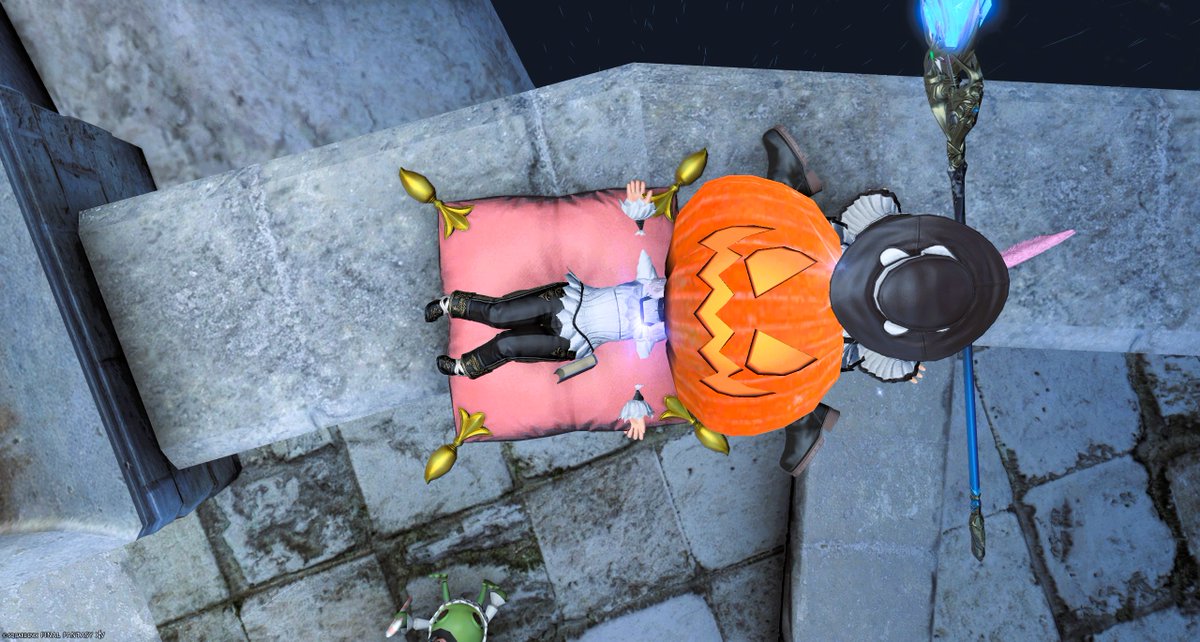 MireNoll's tweet photo. パンプキンヘッドの膝枕！

・・・・・・かわいいけど重いよ

#Tialala #FF14 https://t.co/wX4Wwyzdcv