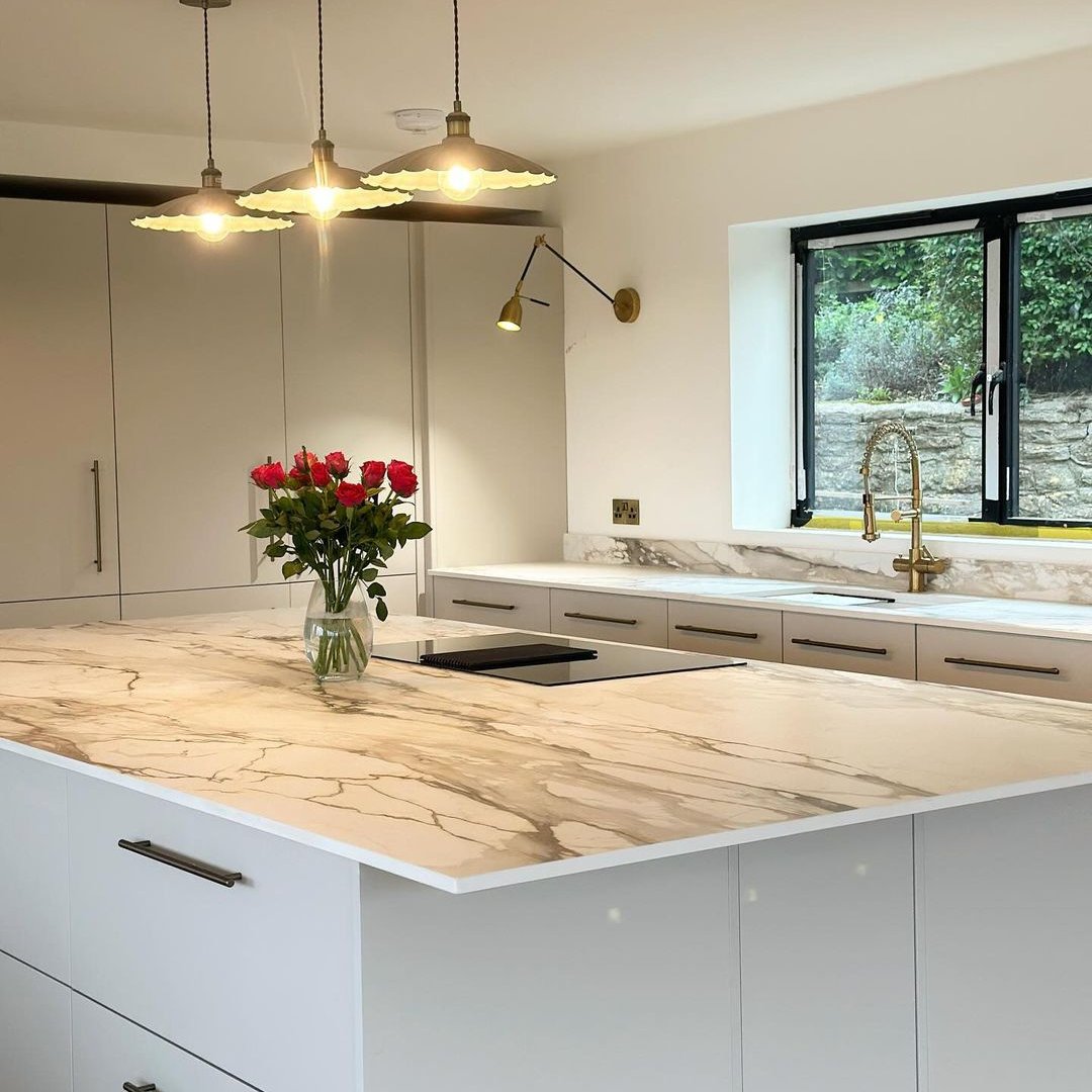 We have serious kitchen envy after seeing this beauty😍 Our clients chose the stunning Uniceramica Marmo Antico worktops. The choice brought an elegant and timeless touch to the kitchen, with its classic marble look and durable finish.

#UKHome #UKHomes #UKHomeStyle #DreamKitchen