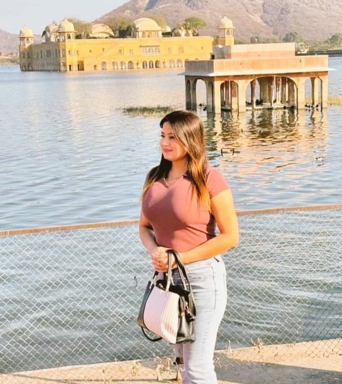 जल महल की छांव में बसी एक अद्भुत रात,,,,

पानी की लहरों में खो गई सूरतों की बात।। 

#जल_महल_जयपुर
