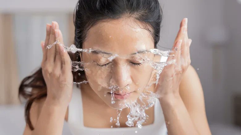 celulub's tweet image. The Japanese Beauty Secret: Carbonated Water Face Washing

For centuries, Japan has embraced carbonated water face washing for healthier, glowing skin. This simple method uses sparkling water to boost blood flow, deep clean pores, and tighten skin. The bubbles gently lift dirt…