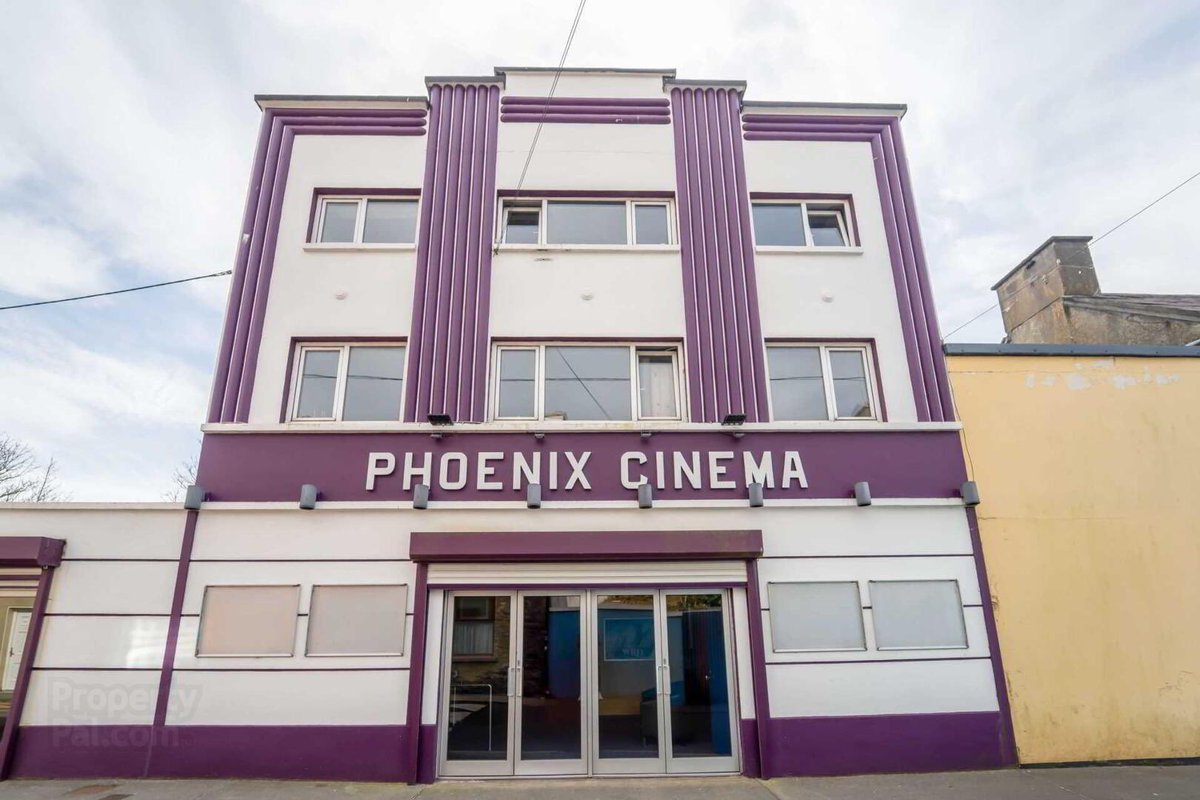 Cillian Murphy and his wife Yvonne McGuinness have bought The Phoenix Cinema in Dingle, Ireland.

The cinema had been closed since 2021 and will now soon open again.

(m.independent.ie/style/celebrit…)