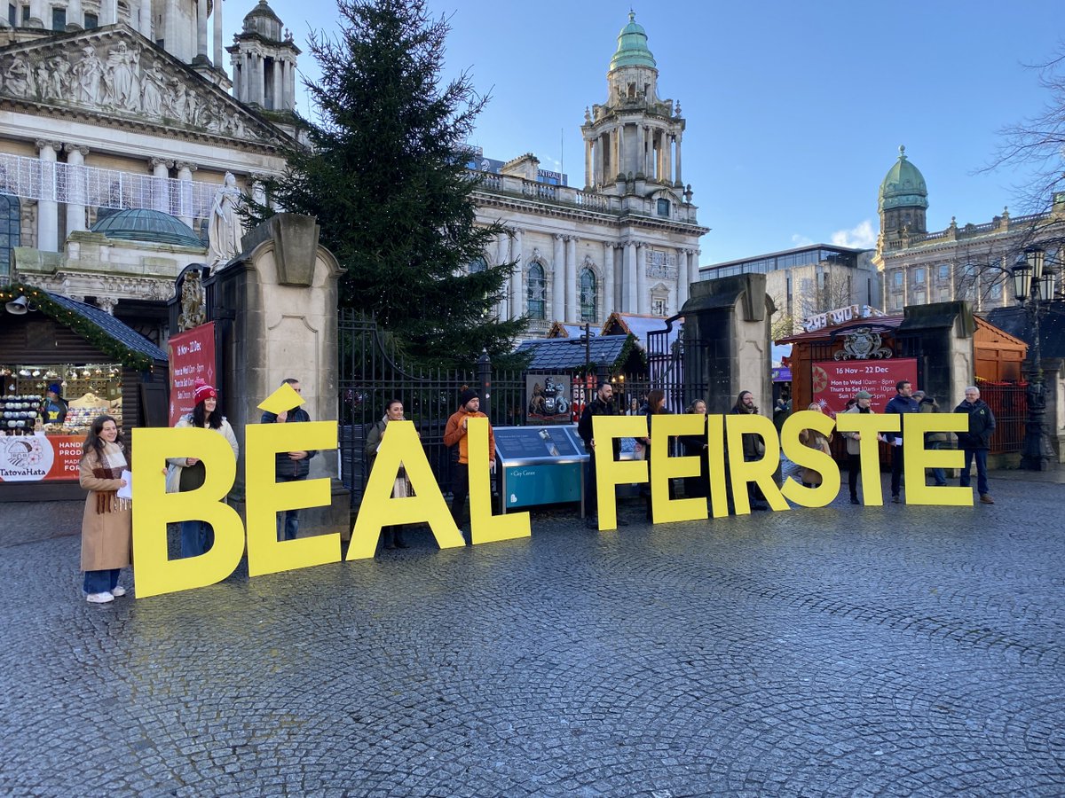 Comhartha mór ‘Béal Feirste’ curtha in airde lasmuigh de halla na cathrach via <a href="/tuairiscnuacht/">Tuairisc</a> tuairisc.ie/comhartha-mor-…