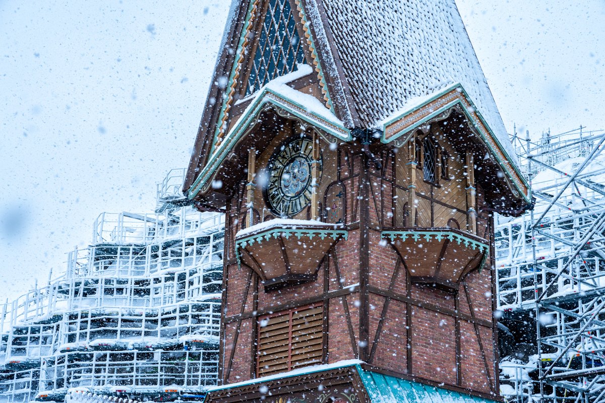 Pour la première fois, un joli manteau de neige a recouvert World of Frozen, actuellement en construction à <a href="/DisneylandParis/">Disneyland Paris</a> et dont l'ouverture est prévue pour 2026. ❄️☃️✨