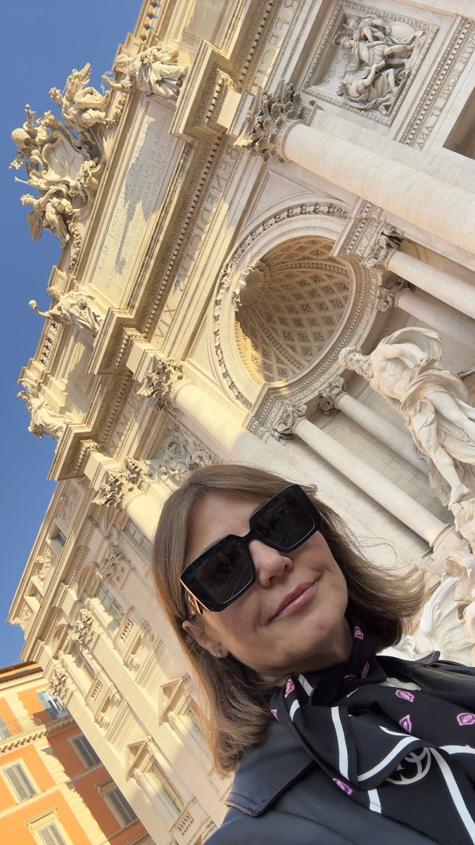 Emine_Koese's tweet photo. Aşkı anlatmaya âlimin ömrü yetmezken , anlamaya cahilin gönlü yeter mi …

#trevifountain
#aşkçeşmesi https://t.co/Ye72NokGKF