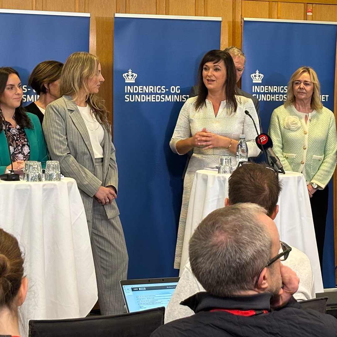 regionerne's tweet photo. SUNDHEDSREFORM: "I dag er en vigtig dag for patienterne, for de pårørende og for vores sundhedsvæsen."
Ros til @sophieloehde, til regeringen og partier bag aftalen, som kan skabe et sundere Danmark.
Regionerne er klar til at tage fat.
#dkpol #sundpol https://t.co/wiOiHliwBR