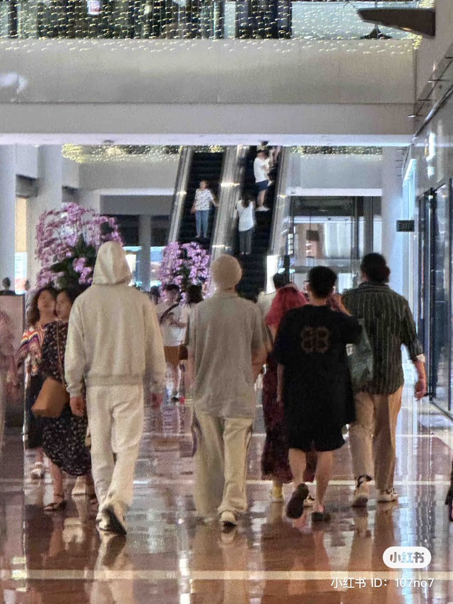 chenzheyuanzi's tweet photo. The three musketeers spotted strolling around marina bay sands😂 (this was when Zheyuan’s in sg) https://t.co/DYrL5QZSBO