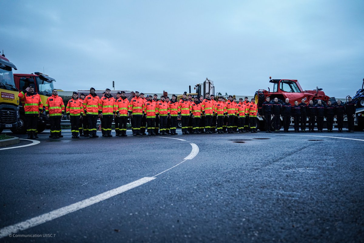 EU_Commission's tweet photo. 🇪🇸🇪🇺 Spain is not alone

Following devastating floods, Spain activated the #EUCivilProtection Mechanism, bringing swift aid from across the EU. 🇫🇷 🇵🇹 are already on the ground with support, and other EU countries have also offered help.

Together, we’re committed to helping communities rebuild.