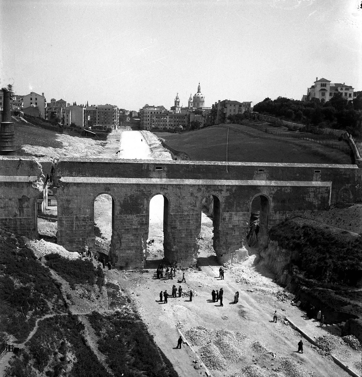 Lisboa_Antiga's tweet photo. Início trabalhos demolição do Aqueduto para abertura da Av. Infante Santo,1949
Este troço  abastecia o Pal. Necessidades, Cova da Moura, Fáb. Ratton e Fáb. da Pólvora
Judah Benoliel @arquivolisboa 
#Lisboa #Lisbon #Lissabon #photo #share #follow #photooftheday #Lisbonne #Portugal https://t.co/nbnncVnSSg