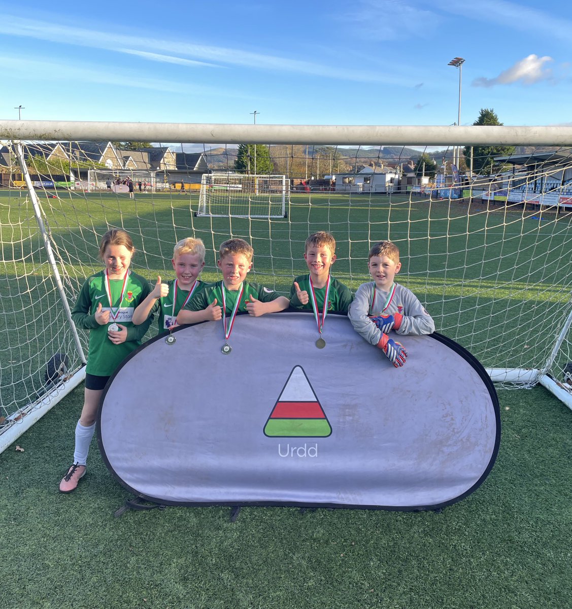 Urdd Meirionnydd (@urddmeirionnydd) on Twitter photo Canlyniadau Pêl-droed Merched Bl.5-6 / Cymysg Bl.3-4 Meirionnydd ⚽️🏆
Merched Bl.5-6
🥇<a href="/Godrer_Berwyn/">Ysgol Godre’r Berwyn</a>
🥈<a href="/YsgolyTraeth/">Ysgol y Traeth</a>
Cymysg Bl.3-4
🥇<a href="/YsgolOMEdwards/">Ysgol O M Edwards</a>
🥈<a href="/Ysg_BroTryweryn/">Ysgol Bro Tryweryn</a>
Da iawn chi!
<a href="/chwaraeonyrurdd/">Chwaraeon yr Urdd</a> Canlyniadau Pêl-droed Merched Bl.5-6 / Cymysg Bl.3-4 Meirionnydd ⚽️🏆
Merched Bl.5-6
🥇<a href="/Godrer_Berwyn/">Ysgol Godre’r Berwyn</a>
🥈<a href="/YsgolyTraeth/">Ysgol y Traeth</a>
Cymysg Bl.3-4
🥇<a href="/YsgolOMEdwards/">Ysgol O M Edwards</a>
🥈<a href="/Ysg_BroTryweryn/">Ysgol Bro Tryweryn</a>
Da iawn chi!
<a href="/chwaraeonyrurdd/">Chwaraeon yr Urdd</a>