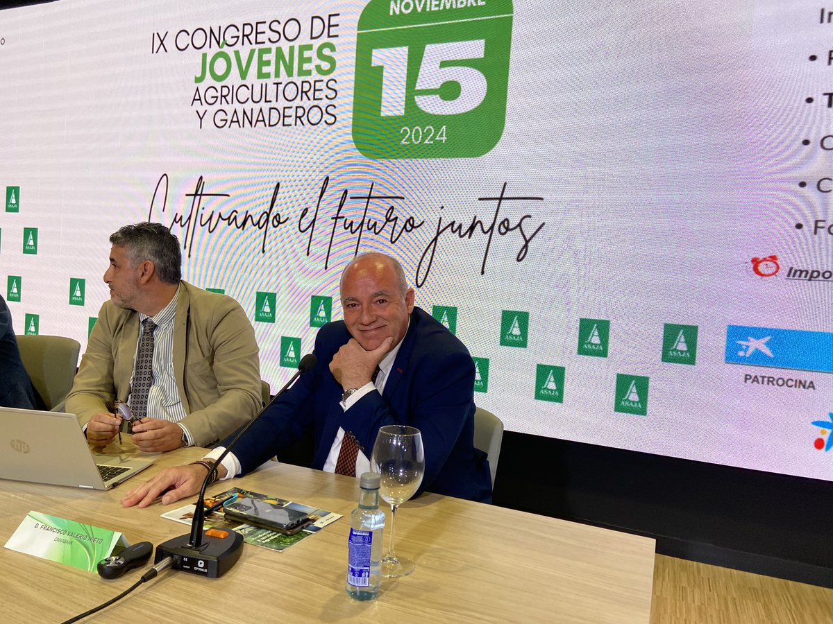 asajacr's tweet image. 👉Responsables de @AgroBank_CABK han planteado soluciones financieras y explicado el convenio firmado con #ASAJA, a los que pueden acogerse los emprendedores del campo👨🏻‍🌾👩🏼‍🌾, a través de #MicroBank, con el que pueden acceder a créditos sin aval 💶🔝